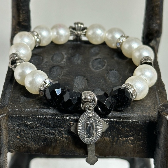 Pearl and Rhinestone cross and praying hands Stretch Bracelet - Picture 1 of 4